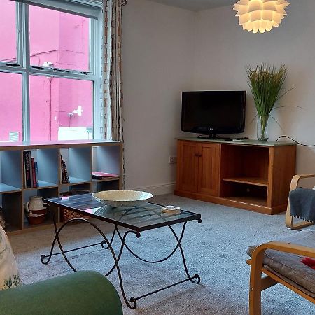 Daltons Bar Apartment Кинсейл Екстериор снимка