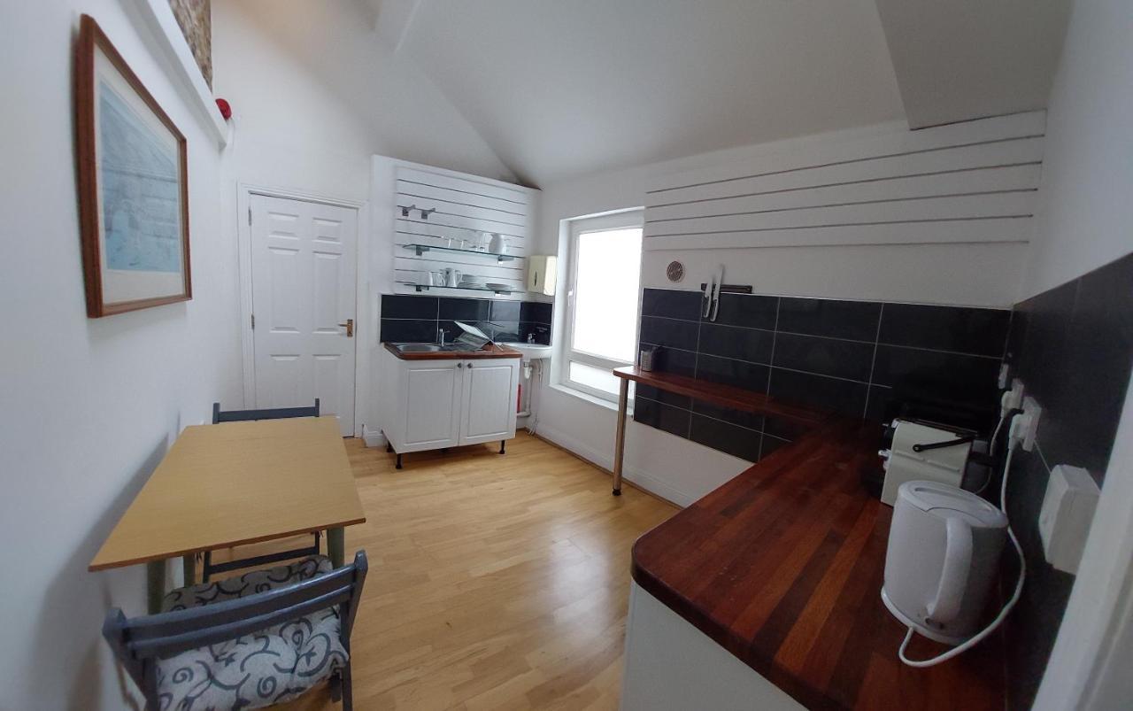 Daltons Bar Apartment Кинсейл Екстериор снимка
