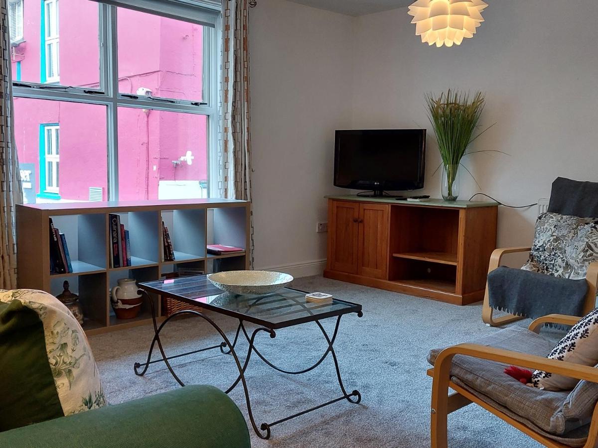 Daltons Bar Apartment Кинсейл Екстериор снимка