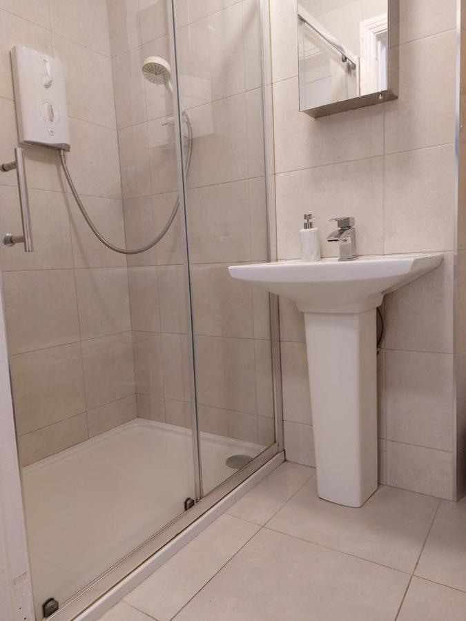Daltons Bar Apartment Кинсейл Екстериор снимка