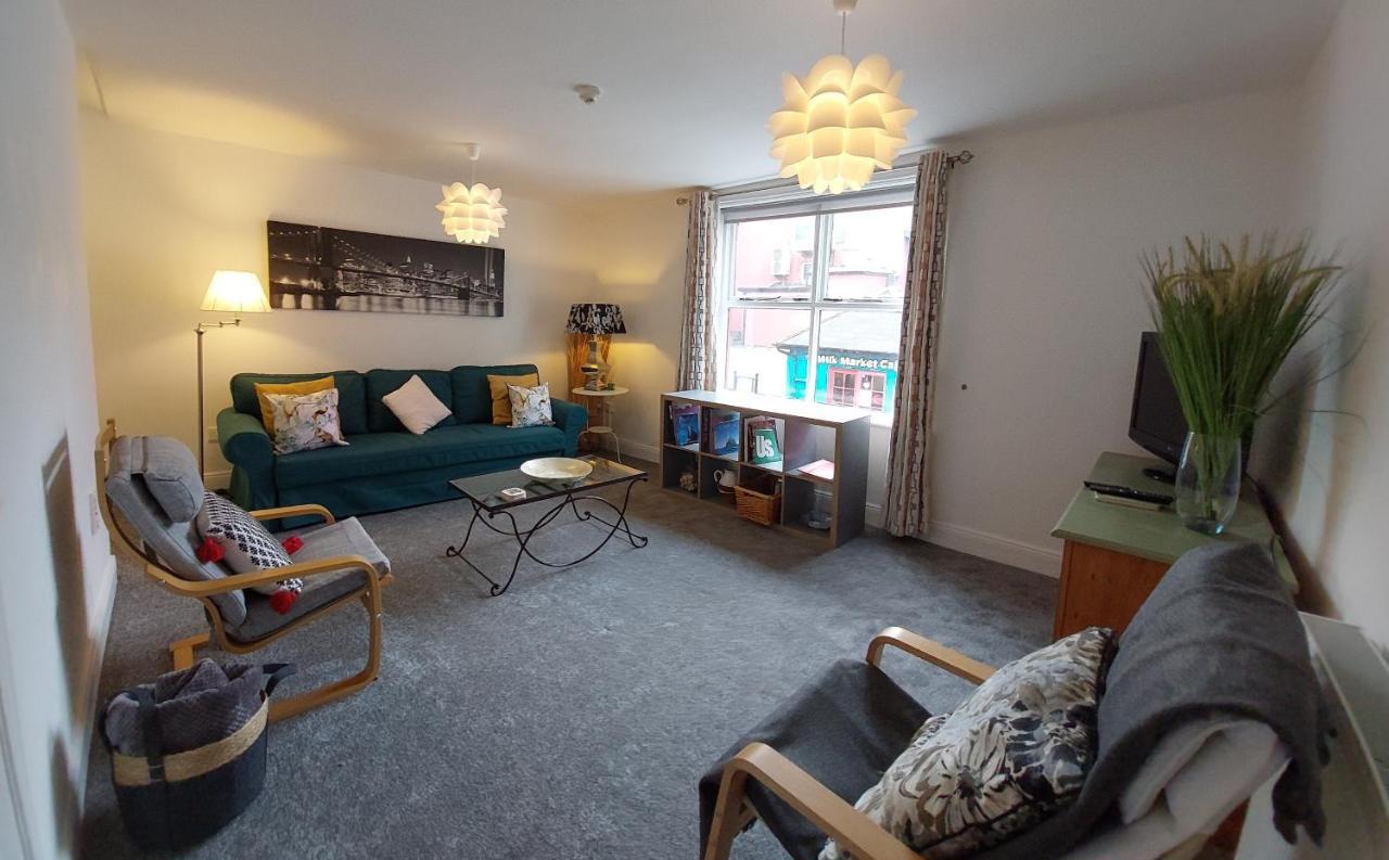 Daltons Bar Apartment Кинсейл Екстериор снимка