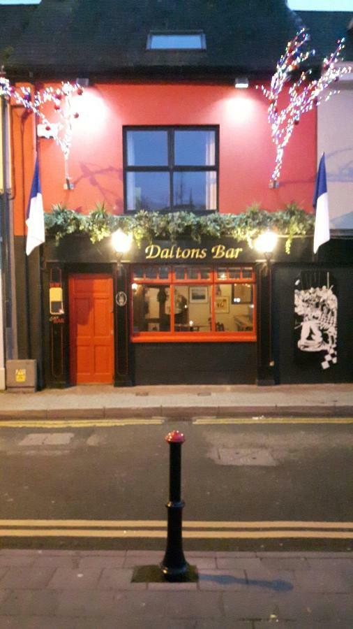 Daltons Bar Apartment Кинсейл Екстериор снимка